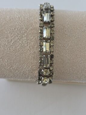 Vintage Rhinestone Bracelet w Gorgeous Emerald Cut Center Stones 7inches
